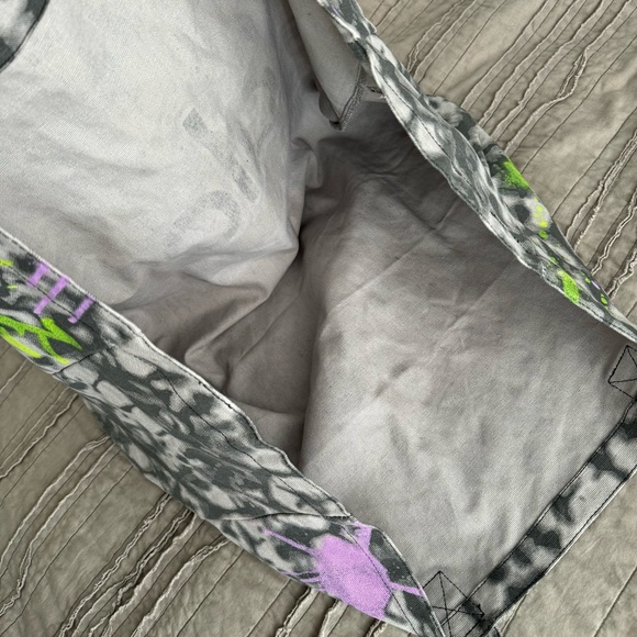 ALO Yoga Limited Edition Gray and White Tye Dye Tote Bag Graffiti Neon - Picture 3 of 3